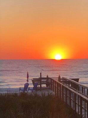 En la playa, camastros y toallas de playa 