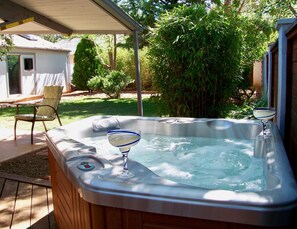 Outdoor spa tub - Private Fenced Yard, Hiking Trails & Hot Tub (Sedona)