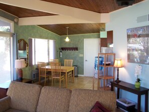 Een televisie, een dvd-speler en een kantoor