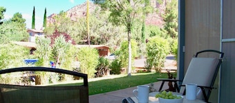 Private Fenced Yard, Hiking Trails & Hot Tub