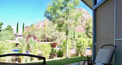 Hiljainen mukava koti, kylpylä, aidattu yksityinen piha, viileä AC, näkymät, vaellus ja WiFi