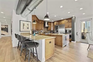 冷蔵庫、電子レンジ、オーブン、コンロ