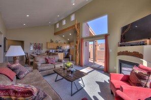 Smart TV, caminetto, lettore DVD, libri