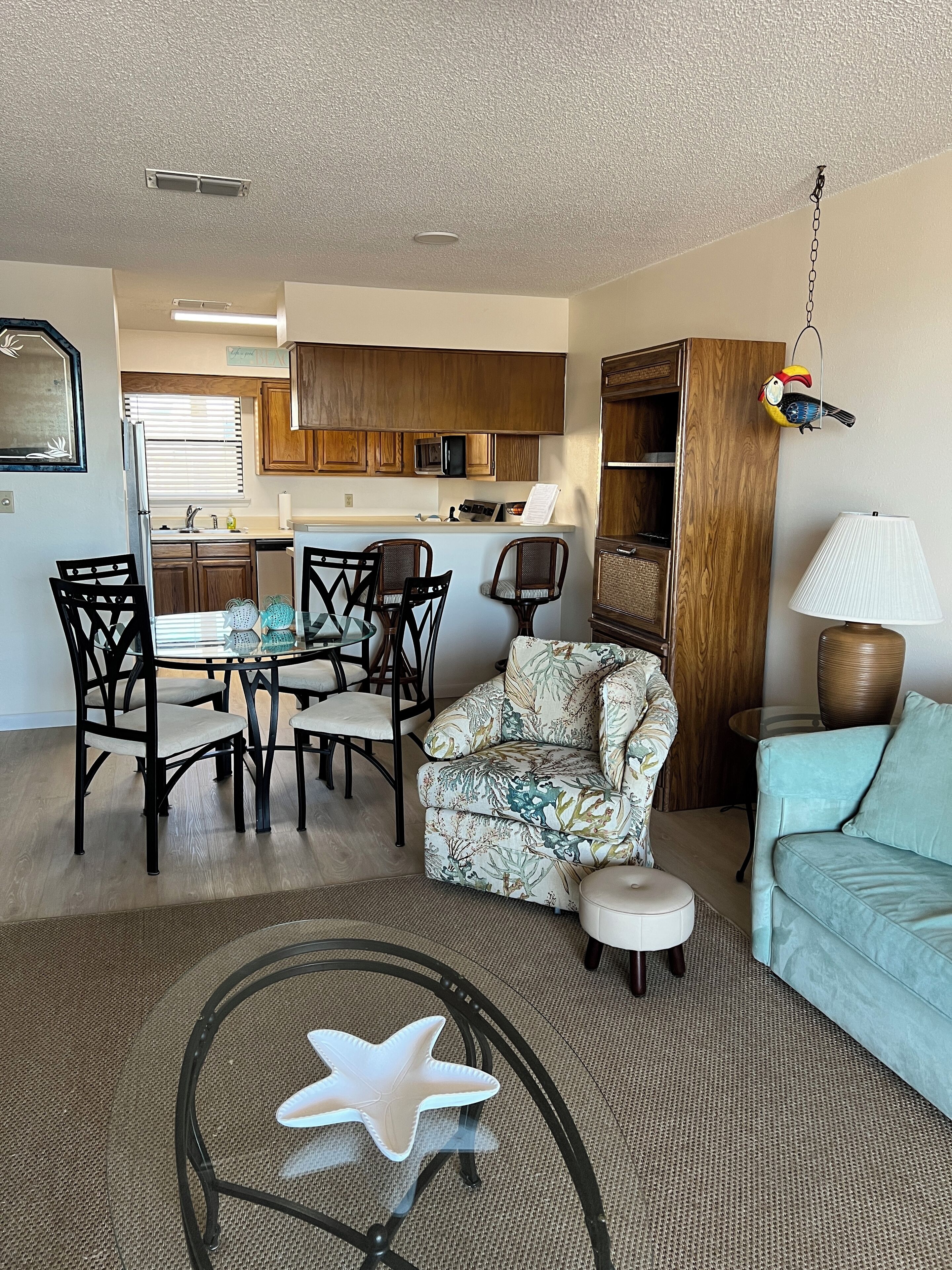 Un espacio habitable compacto con comedor, kitchenette y zona de estar.