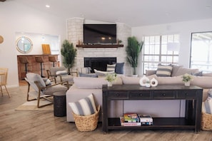Smart TV, fireplace