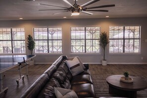 Smart TV, fireplace