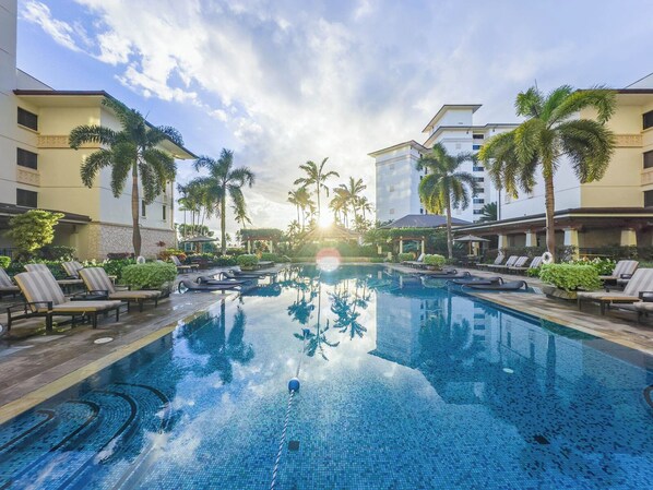 Outdoor pool, a heated pool