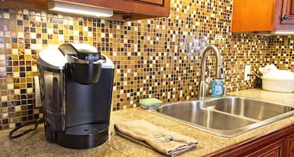 The Cary Cottage 1 BR 1 BA Private Sleeps 4 - Downtown Cary, Eat Drink Play Shop