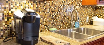 The Cary Cottage 1 BR 1 BA Private Sleeps 4 - Downtown Cary, Eat Drink Play Shop
