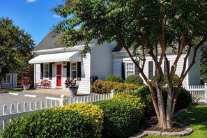 Exterior - The Cary Cottage 1 BR 1 BA Private Sleeps 4 - Downtown Cary, Eat Drink Play Shop (Cary)