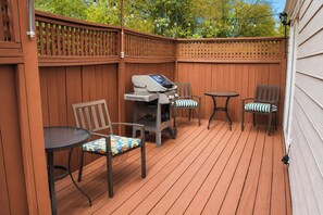 Outdoor dining - The Cary Cottage 1 BR 1 BA Private Sleeps 4 - Downtown Cary, Eat Drink Play Shop (Cary)