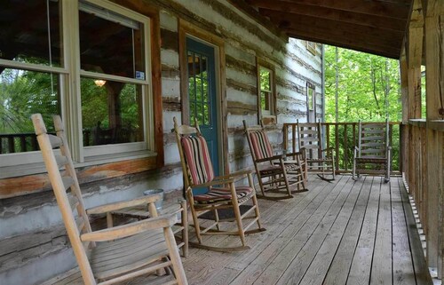 4 BR 4 BA Auth Log Cabin 10 min from Gatlinburg & Pigeon Forge