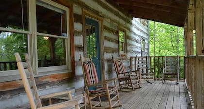 4 BR 4 BA Auth Log Cabin 10 min from Gatlinburg & Pigeon Forge