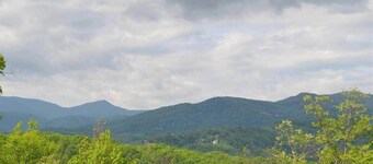 4 BR 4 BA Auth Log Cabin 10 min from Gatlinburg & Pigeon Forge