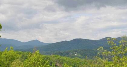 4 BR 4 BA Auth Log Cabin 10 min from Gatlinburg & Pigeon Forge
