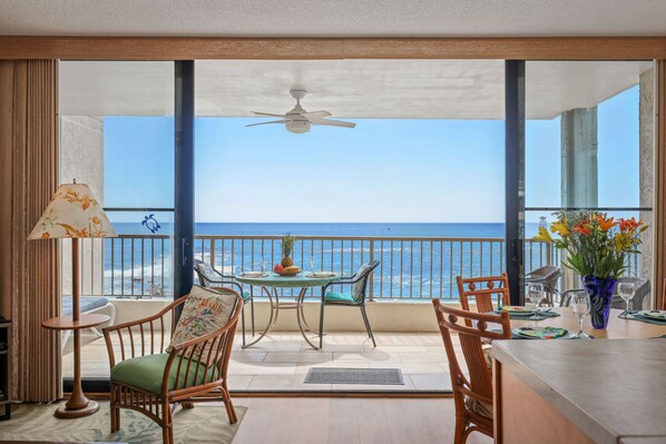 Outdoor dining - Panoramic Oceanfront! Central Air Conditioning! King Bed! Gorgeous Kitchen! (Kailua Kona)