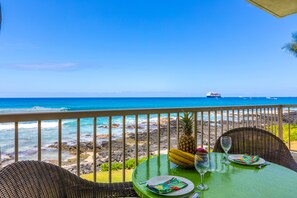Outdoor dining - Panoramic Oceanfront! Central Air Conditioning! King Bed! Gorgeous Kitchen! (Kailua Kona)