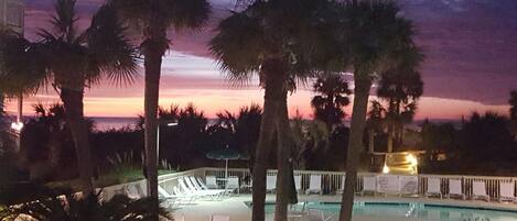 Een verwarmd zwembad