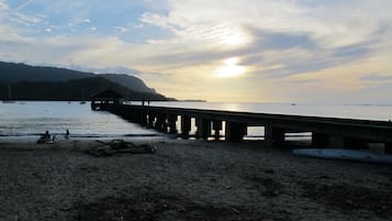Playa en los alrededores, camastros y toallas de playa