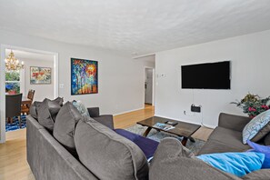 Smart TV, chimenea y estéreo 