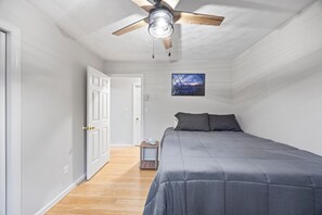 5 bedrooms, desk, iron/ironing board, travel crib - Comfortable & Spacious 5BD/3BA - Walk to State College HS and 5 min Uber to PSU (State College)