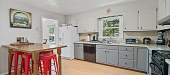 Comfortable & Spacious 5BD/3BA - Walk to State College HS and 5 min Uber to PSU