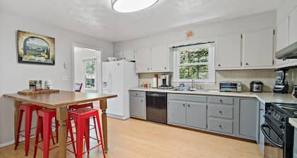 Comfortable & Spacious 5BD/3BA - Walk to State College HS and 5 min Uber to PSU