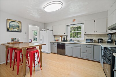 Comfortable & Spacious 5BD/3BA - Walk to State College HS and 5 min Uber to PSU