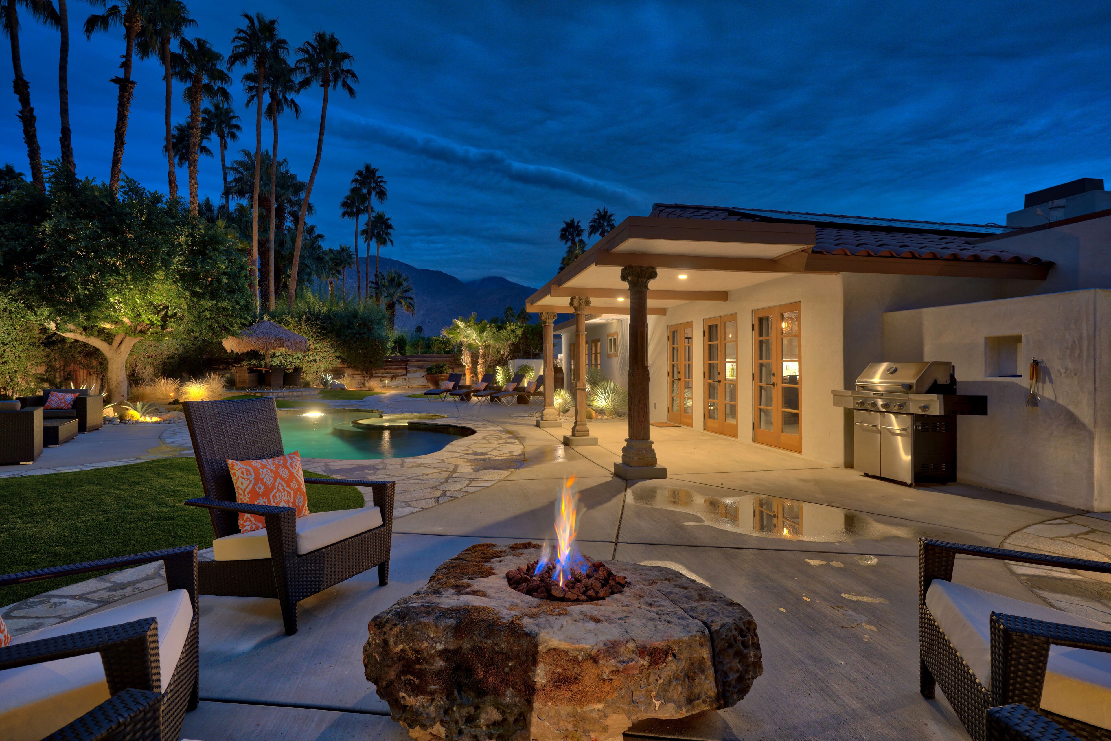 Private Desert Oasis - Luxurious & Modern, Salt-Water Pool & Spa