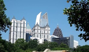Un horizonte urbano con una mezcla de edificios históricos y modernos, incluyendo una torre distintiva con un diseño único.