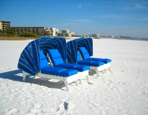 En la playa, camastros y toallas de playa