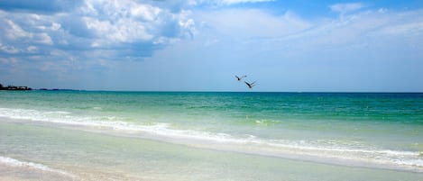 En la playa, sillas reclinables de playa, toallas de playa