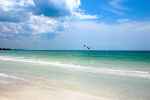 En la playa, camastros y toallas de playa