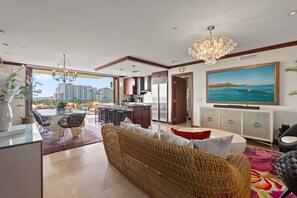 Smart TV, reproductor de DVD, libros, biblioteca de música