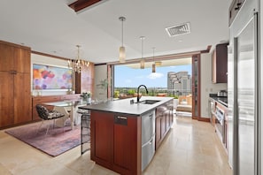 Refrigerador, microondas, horno, placa de cocina