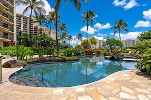 Una piscina al aire libre, una piscina climatizada