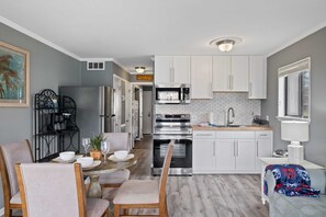 Réfrigérateur, four à micro-ondes, un four, surface de cuisson