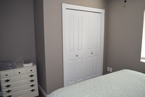 3 habitaciones, escritorio y tabla de planchar con plancha 