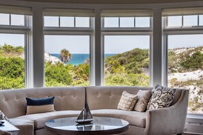 Smart-TV, DVD-Player, Bücher, Stereoanlage