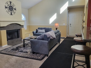 Een smart-tv en een open haard