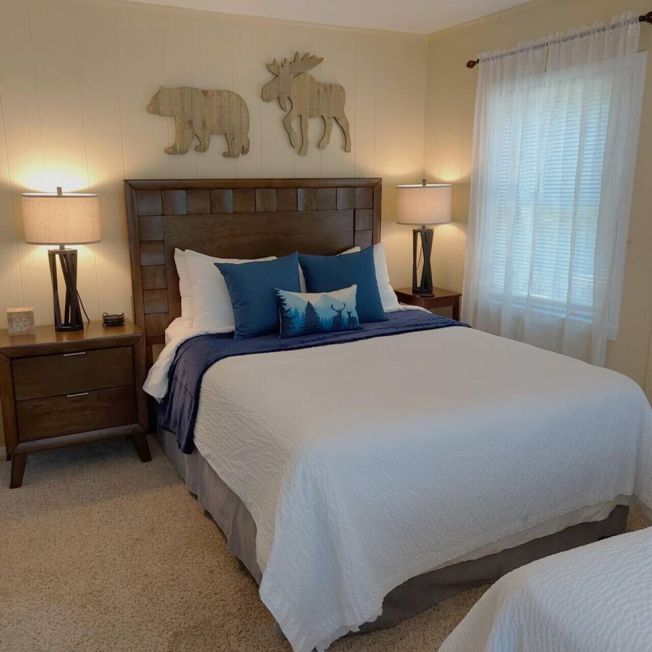 4 habitaciones, escritorio y tabla de planchar con plancha 