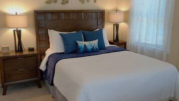 4 soverom, skrivebord, strykejern/-brett og reiseseng for barn