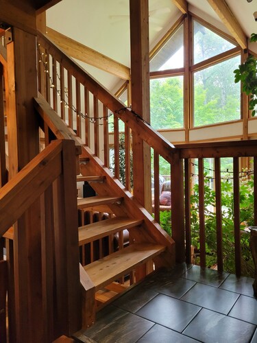 HOT TUB-Natural paradise, timber frame, sauna, close to Casino and ski hill.