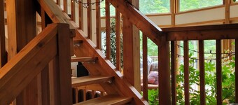 HOT TUB-Natural paradise, timber frame, sauna, close to Casino and ski hill.