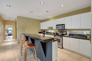 Fridge, microwave, oven, stovetop - Cool Modern Pool & Spa, 2 Bedroom + Private Den House. (Palm Springs)