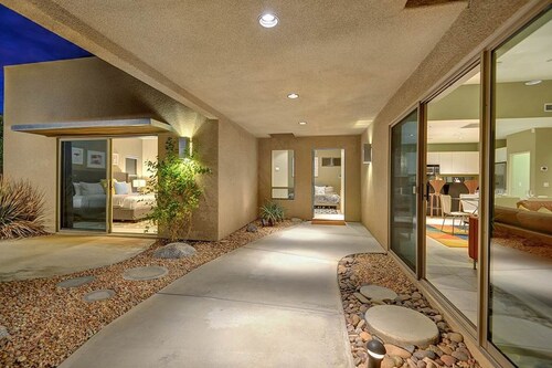 Cool Modern Pool & Spa, 2 Bedroom + Private Den House.