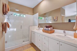 Combined shower/bathtub, hair dryer, towels, soap - Cool Modern Pool & Spa, 2 Bedroom + Private Den House. (Palm Springs)