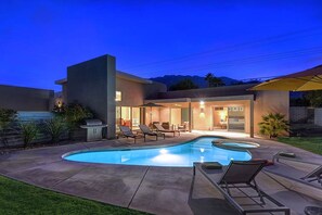 Alberca al aire libre y alberca climatizada