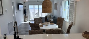 Ile du Sud Sandy Beach - Waters Edge