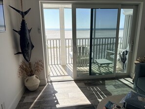 TV connectée, lecteur de DVD, livres